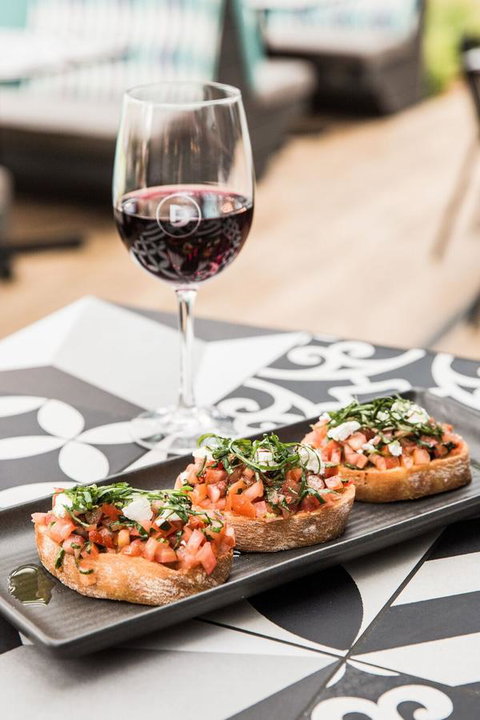 The Dingley Hotel - Accommodation Main Beach 4