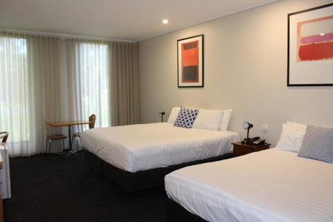 The Dingley Hotel - Accommodation Main Beach 33