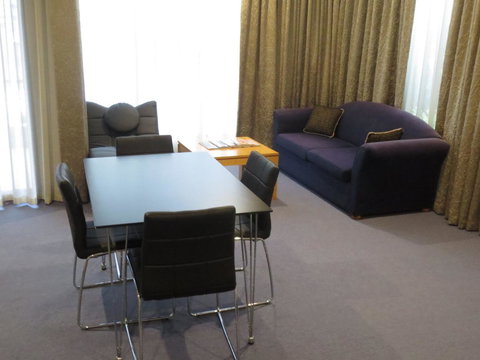 The Dingley Hotel - Accommodation Main Beach 43