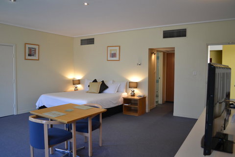 The Dingley Hotel - Accommodation Main Beach 36