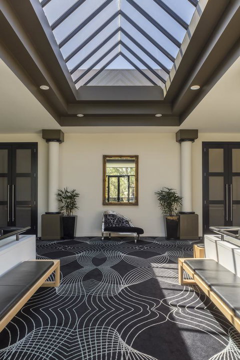 The Dingley Hotel - Accommodation Main Beach 23