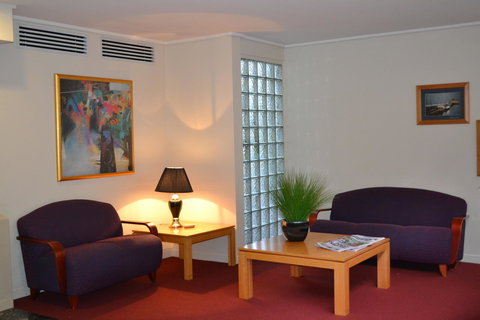 The Dingley Hotel - Accommodation Main Beach 39