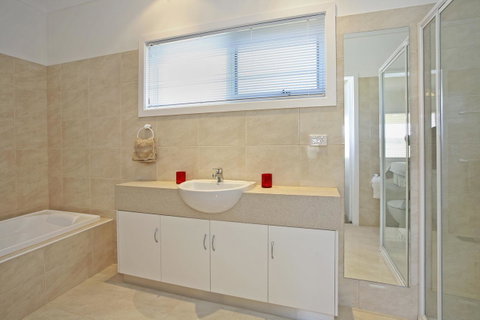 Waybourne- Vineyard And Winery - Accommodation Main Beach 29