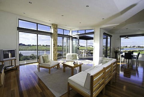 19 Glen Eagles Close - Accommodation Main Beach 0