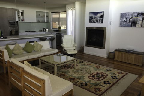 19 Glen Eagles Close - Accommodation Main Beach 2