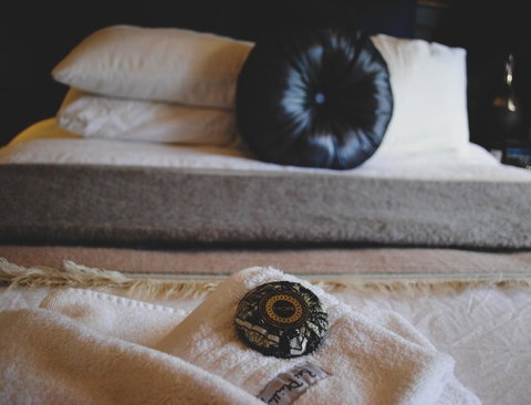 Bed Of Roses - Accommodation Main Beach 16