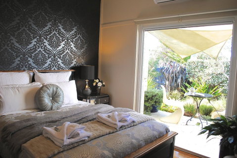 Bed Of Roses - Accommodation Main Beach 2