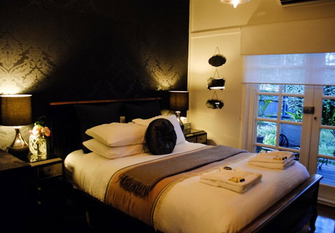 Bed Of Roses - Accommodation Main Beach 19