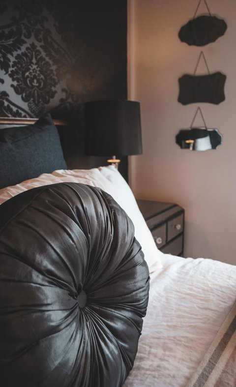 Bed Of Roses - Accommodation Main Beach 43