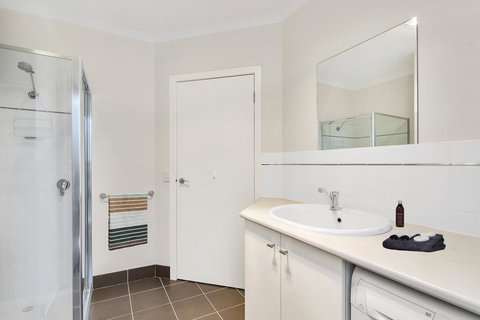 Bask At The Glade - Rejuvenate Stays - Accommodation Main Beach 13