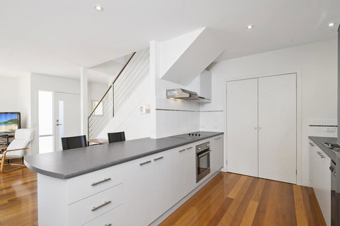 Bask At The Glade - Rejuvenate Stays - Accommodation Main Beach 2