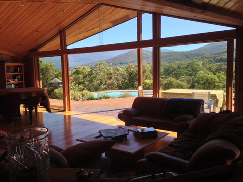 Kangaroo Manor - Accommodation Main Beach 0