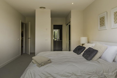 1 Pebble Place - Accommodation Main Beach 10
