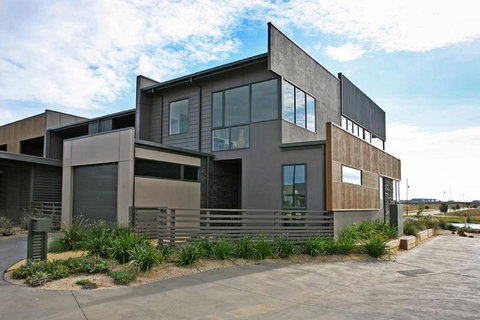 1 Pebble Place - Accommodation Main Beach 1