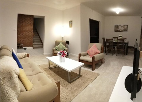 The Gallery Hours - Accommodation Main Beach 10