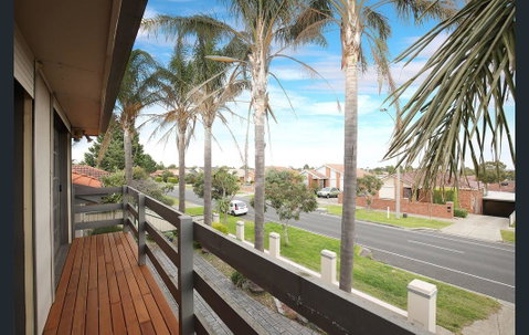 The Gallery Hours - Accommodation Main Beach 8