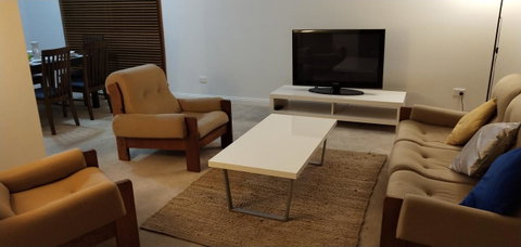 The Gallery Hours - Accommodation Main Beach 9
