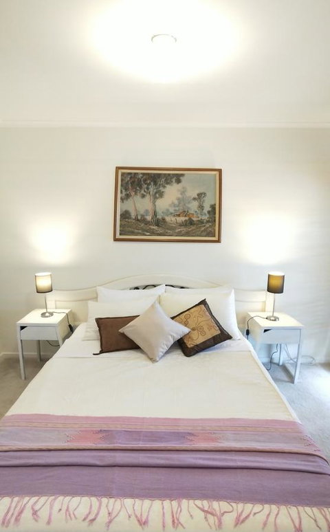 The Gallery Hours - Accommodation Main Beach 1