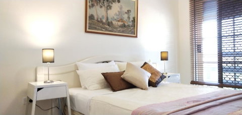 The Gallery Hours - Accommodation Main Beach 2