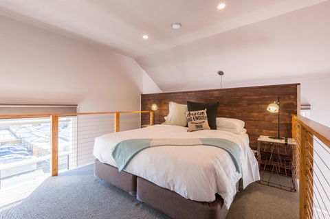 The Old Mechanics - Accommodation Main Beach 12