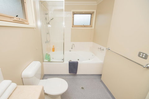 The Pitch - Accommodation Main Beach 19