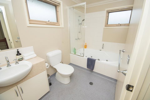 The Pitch - Accommodation Main Beach 21