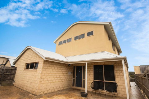 The Pitch - Accommodation Main Beach 35