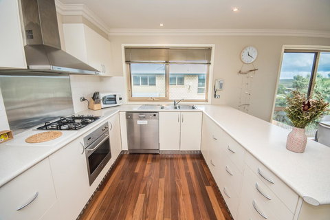 The Pitch - Accommodation Main Beach 7