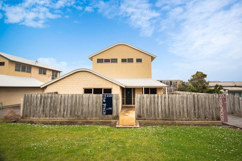 The Pitch - Accommodation Main Beach 37