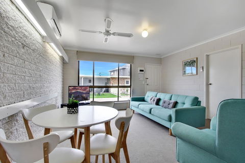 Hybiscus Waterfront Apartments - Accommodation Main Beach 17
