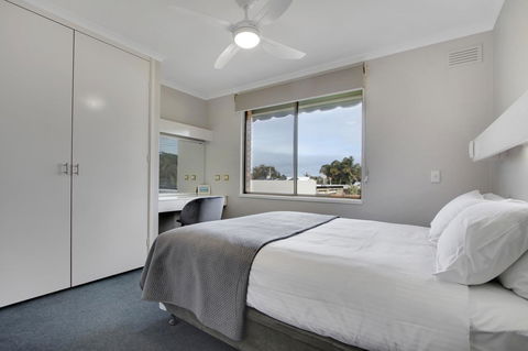Hybiscus Waterfront Apartments - Accommodation Main Beach 14