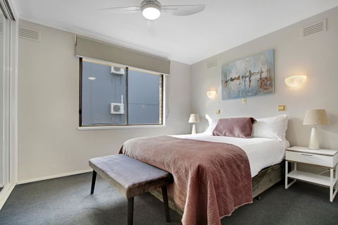 Hybiscus Waterfront Apartments - Accommodation Main Beach 13