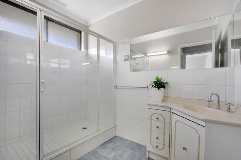 Hybiscus Waterfront Apartments - Accommodation Main Beach 10