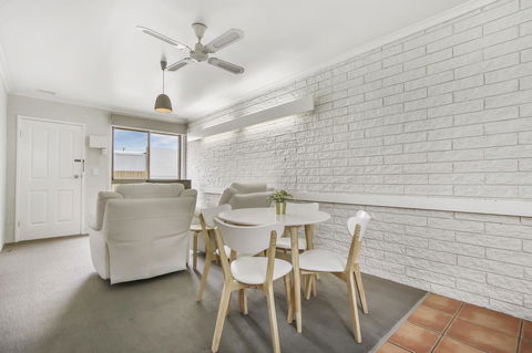 Hybiscus Waterfront Apartments - Accommodation Main Beach 26