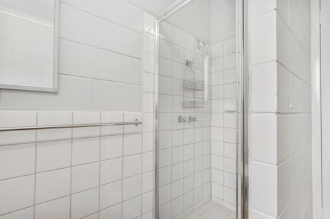 Hybiscus Waterfront Apartments - Accommodation Main Beach 29