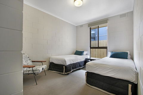 Hybiscus Waterfront Apartments - Accommodation Main Beach 21