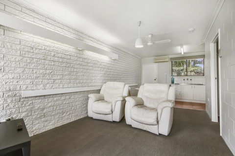 Hybiscus Waterfront Apartments - Accommodation Main Beach 28