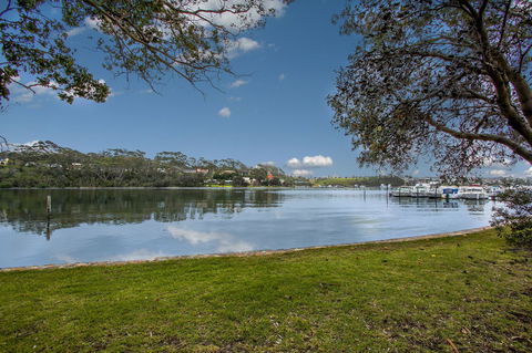 Hybiscus Waterfront Apartments - Accommodation Main Beach 33