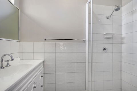 Hybiscus Waterfront Apartments - Accommodation Main Beach 12