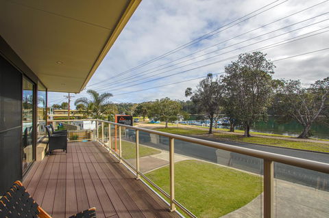 Hybiscus Waterfront Apartments - Accommodation Main Beach 3