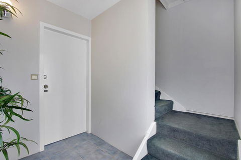 Hybiscus Waterfront Apartments - Accommodation Main Beach 1