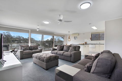 Hybiscus Waterfront Apartments - Accommodation Main Beach 6