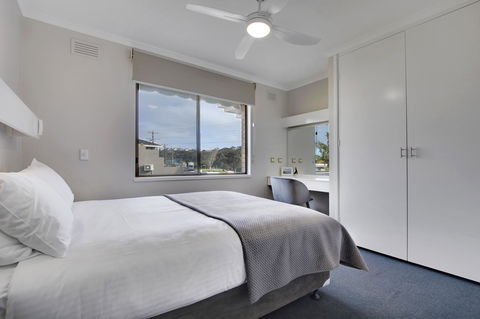 Hybiscus Waterfront Apartments - Accommodation Main Beach 11