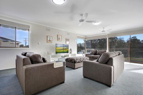 Hybiscus Waterfront Apartments - Accommodation Main Beach 8