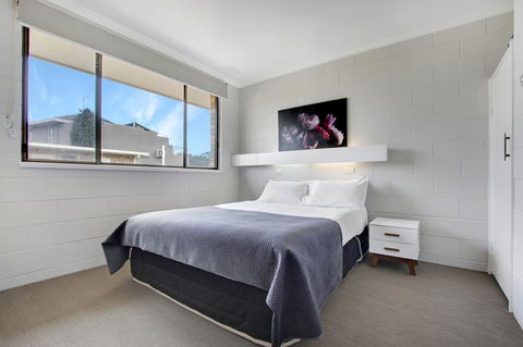 Hybiscus Waterfront Apartments - Accommodation Main Beach 22