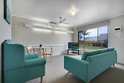 Hybiscus Waterfront Apartments - Accommodation Main Beach 18