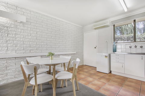 Hybiscus Waterfront Apartments - Accommodation Main Beach 25