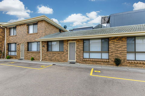 Hybiscus Waterfront Apartments - Accommodation Main Beach 15