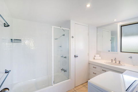 Sunseeker Holiday Apartments - Accommodation Main Beach 27