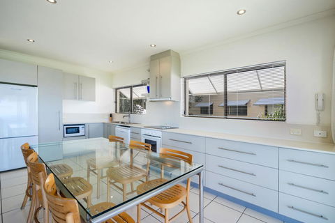 Sunseeker Holiday Apartments - Accommodation Main Beach 26
